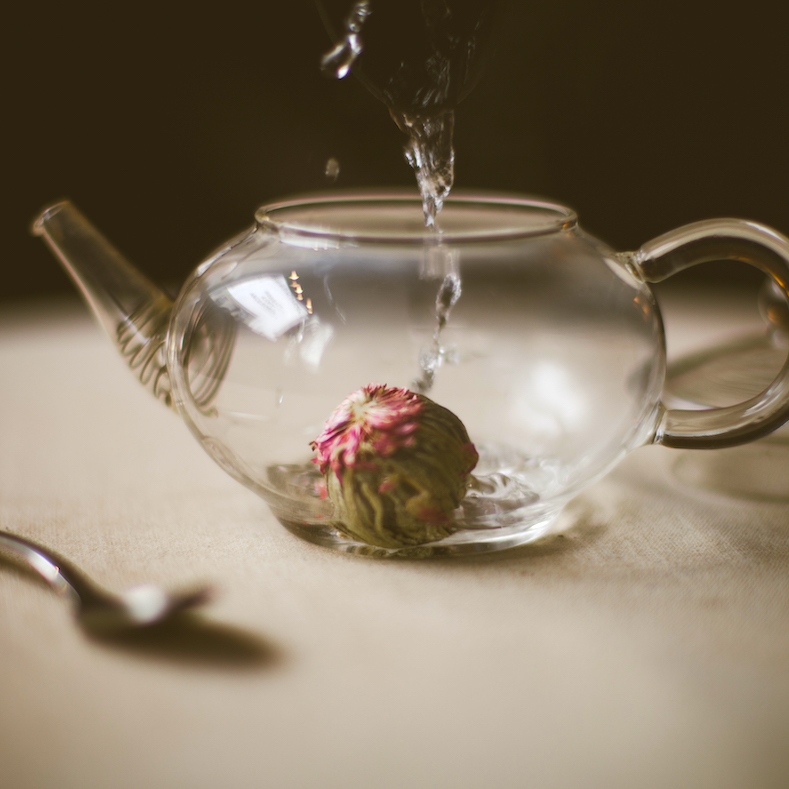 parzenie herbaty kwiatowej rozwijająca się kwitnąca kulka