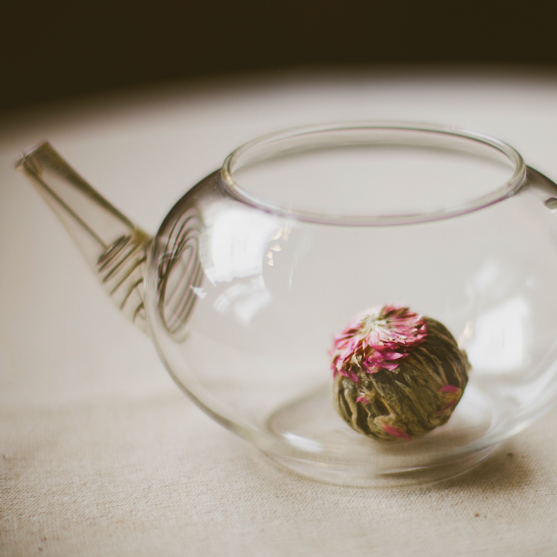 zielona herbata kwiatowa kulka rozwijająca się w naparze